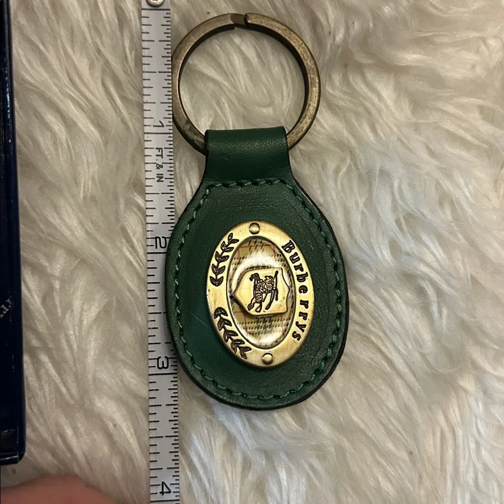 Burberry’s Vintage Green leather keychain with nova check unisex